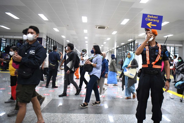 Penumpang KRL Commuter Line memadati stasiun saat transit di Stasiun Manggarai, Jakarta, Senin (30/5/2022). Foto: Hafidz Mubarak A/Antara Foto