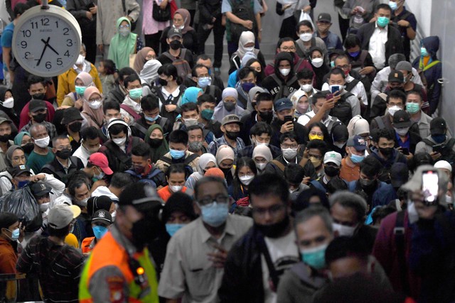 Penumpang KRL Commuter Line memadati stasiun saat transit di Stasiun Manggarai, Jakarta, Senin (30/5/2022). Foto: Hafidz Mubarak A/Antara Foto