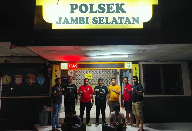 Polsek Jambi Selatan berhasil menangkap 2 pelaku pencurian baterai tower. (Foto: Dok Polsek Jambi Selatan)