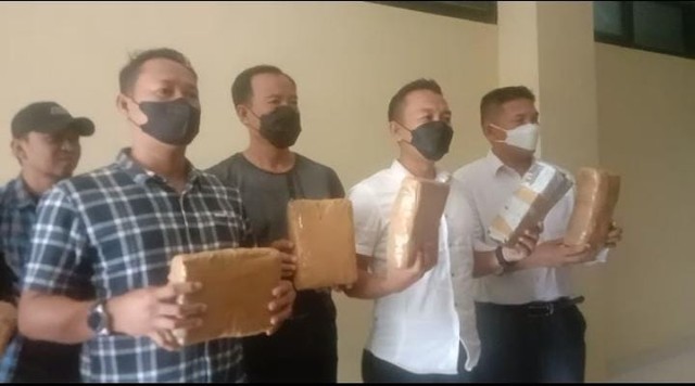 Gerebek Maling, Tekab 308 Polresta Bandar Lampung Malah Temukan 8,5 Kg Ganja (1)