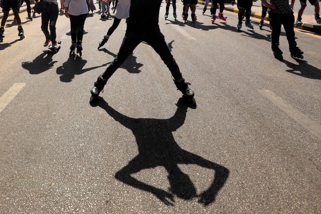 Para pecinta sepatu roda Mesir menghadiri Reli Roller Skate Gratis ke-1 yang diadakan di jalur ski terbuka terbesar di Timur Tengah di Port Said, Mesir. Foto: Amr Abdallah Dalsh/REUTERS