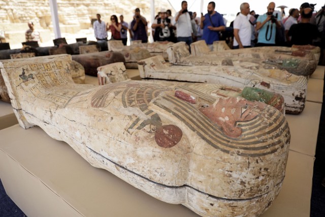 Sarkofagus berusia sekitar 2500 tahun, dari situs pemakaman yang baru ditemukan di dekat pekuburan Saqqara Mesir, terlihat saat presentasi di Giza, Mesir. Foto: Mohamed Abd El Ghany/REUTERS