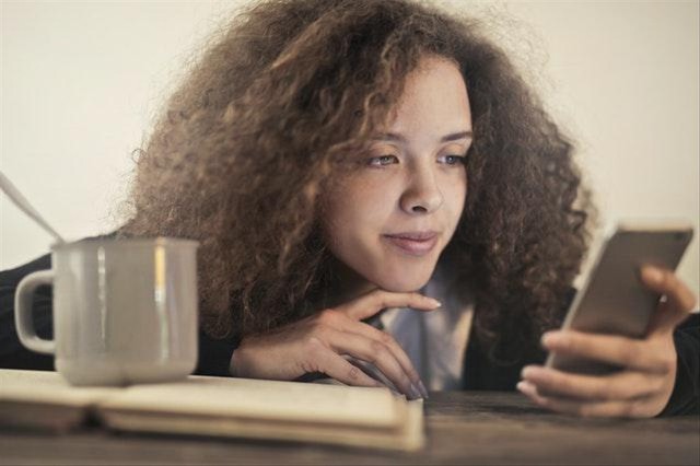 Ilustrasi pengguna smartphone. Foto: Andrea Piacquadio/Pexels