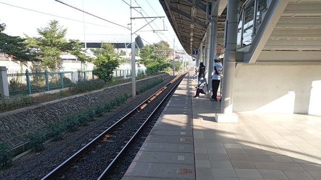 Situasi di Stasiun Bekasi Timur pada masa peralihan rute KRL, Selasa (31/5/2022). Foto: Nugroho GN/kumparan