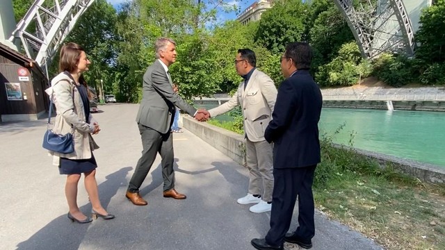 Ridwan Kamil ditemani Duta Besar Muliaman Hadad, dikunjungi oleh Walikota Kota Bern, Alec Van Graffenried, di Sungai Aare, Kota Bern, Swiss. Foto: Kemlu RI