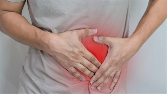 Ilustrasi nyeri perut yang menjadi salah satu gejala penyakit batu ginjal. Foto: Pixabay