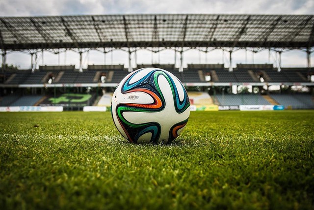 Secara garis besar barisan permainan sepak bola dapat dibagi menjadi tiga bagian. Foto: pixabay