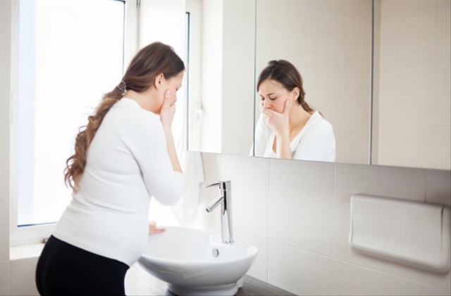 Ilustrasi ibu hamil merasakan ciri-ciri morning sickness. Foto: Unsplash.com