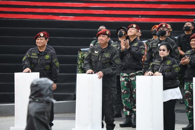 Kepala BIN Budi Gunawan dan Megawati Soekarnoputri pada peresmian fasilitas teknologi Medical Intelligence dan pengembangan Smart Campus Sekolah Tinggi Intelijen Negara (STIN).