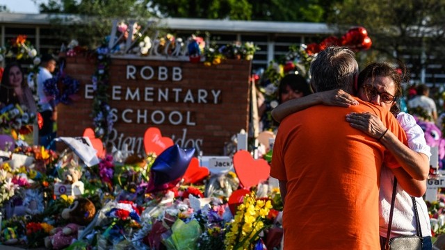 Seorang kerabat korban menangis saat berkabung di depan area Sekolah Robb di Uvalde, Texas, Amerika Serikat pada Senin (30/5/2022). Foto: Chandan Khanna/AFP