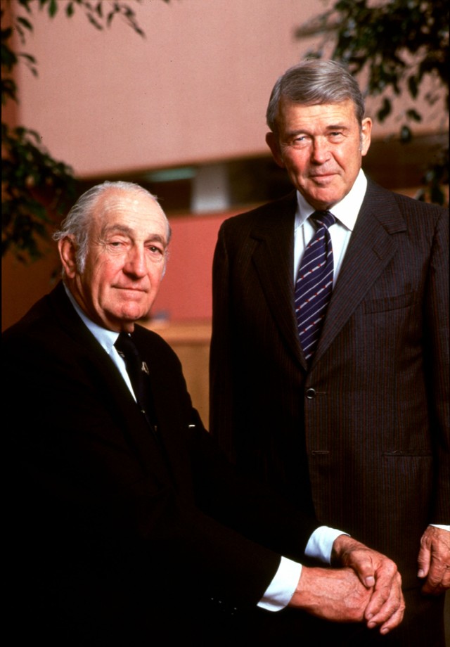 Pendiri Hewlett-Packard berfoto bersama di kantor perusahaan yang baru pada tahun 1981, David Packard (kiri) adalah ketua Dewan Direksi sedangkan William Hewlett adalah ketua Komite Eksekutif. Foto: Hewlett-Packard/Newsmakers/Getty Images