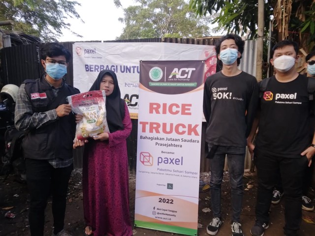 pemberian beras gratis kepada masyarakat prasejahtera di Kampung Kebon (dok. ACT)