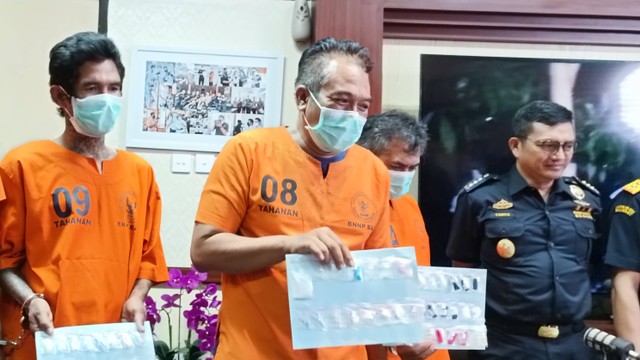 Pelaku jaringan apotek sabu di Gedung BNN Bali, Selasa (31/5/2022). Foto: Denita BR Matondang/kumparan