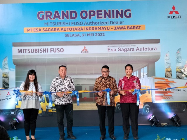 Persmian dealer baru PT. Esa Sagara Autotara di Jalan Raya Kongsijaya, Jatibarang Indramayu Jawa Barat.(Juan)