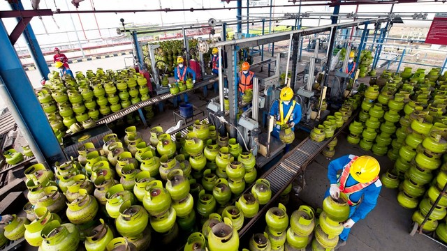 Petugas Pertamina mendistribusikan BBM dan LPG bersubsidi. Foto: Pertamina