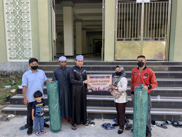 Manajemen Citimall Pangkalan Bun menyerahkan bantuan karpet sajadah kepada pengurus Masjid Nurul Madinah. Joko Hardyono/InfoPBUN