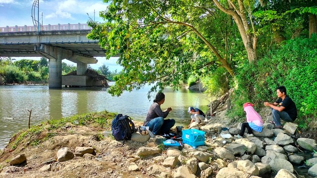 Peneliti melakukan deteksi kesehatan Krueng Aceh. Dok. Tim Ekspedisi Sungai Nusantara (ESN)