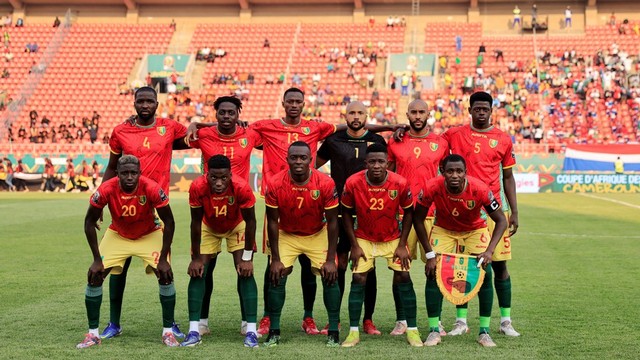 Pemain Guinea saat melawan Gambia pada pertandingan 16 besar Piala Afrika 2021 di Stade de Kouekong, Bafoussam, Kamerun, Senin (24/1/2022).  Foto: Thaier Al-Sudani/REUTERS