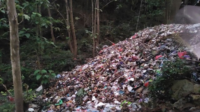 Sampah yang menumpuk di Kapanewon Tepus, Gunungkidul. Foto: Maria Wulan/Tugu Jogja