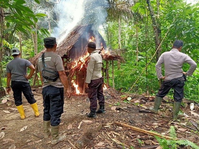Polisi membakar sebuah gubuk yang diduga menjadi tempat produksi minuman keras jenis cap tikus di Kabupaten Pulau Taliabu. Foto: Istimewa