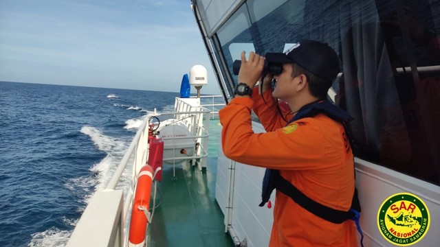 Tim Rescue Basarnas Banda Aceh melakukan pencarian terhadap kapal motor (KM) Frikenra yang dilaporkan hilang kontak di wilayah perairan Selat Malaka. Foto: Dok. SAR Banda Aceh