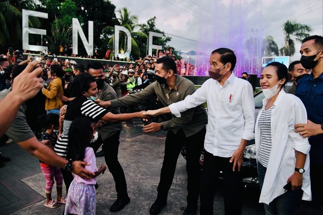 Presiden Joko Widodo disambut warga saat tiba di Kabupaten Ende, Nusa Tenggara Timur (NTT), Selasa (31/5/2022).
 Foto: Laily Rachev/Biro Pers Sekretariat Presiden