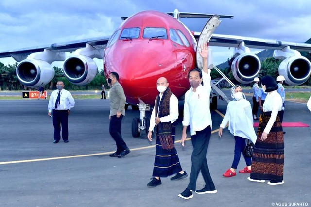 Presiden Joko Widodo dan Ibu Iriana Joko Widodo tiba di Bandar Udara Haji Hasan Aroeboesman, Kabupaten Ende, Nusa Tenggara Timur (NTT), Selasa (31/5/2022). Jokowi tiba denan menggunakan pesawat RJ-85. Foto: Dok. Agus Suparto