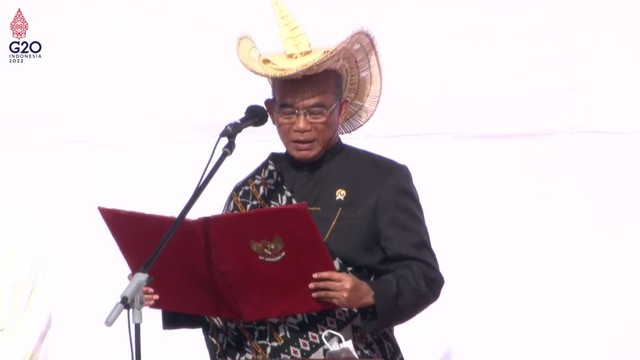 Menko PMK Muhadjir Effendy membacakan doa saat Upacara Peringatan Hari Lahir Pancasila di Lapangan Pancasila, Enda, NTT. Foto: Youtube/Sekretariat Presiden