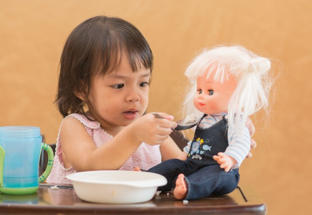 Ilustrasi balita main boneka bayi. Foto: fotorawin/Shutterstock