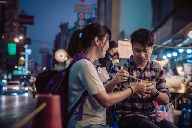 Ilustrasi pasangan makan di pinggir jalan. Foto: Mizkit/Shutterstock