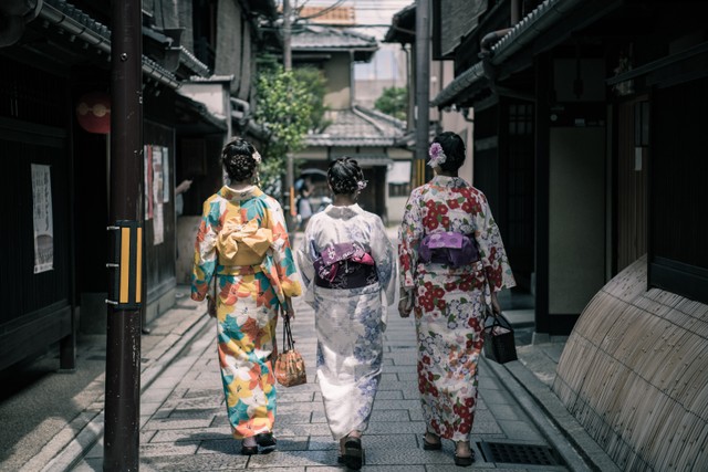 https://www.pexels.com/photo/three-geisha-walking-between-buildings-1325837/