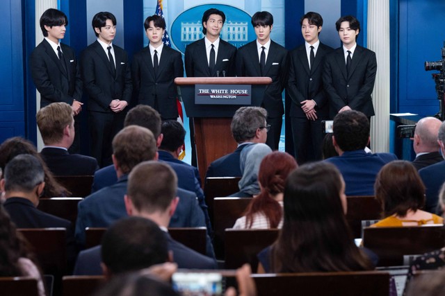 Band Korea BTS saat konferensi pers di Brady Press Briefing Gedung Putih di Washington, DC, 31 Mei 2022. Foto: SAUL LOEB / AFP