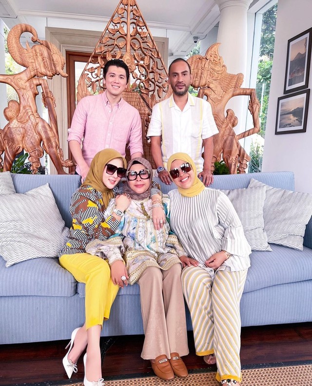 Syahrini dan keluarga. Foto: Instagram/@princessyahrini