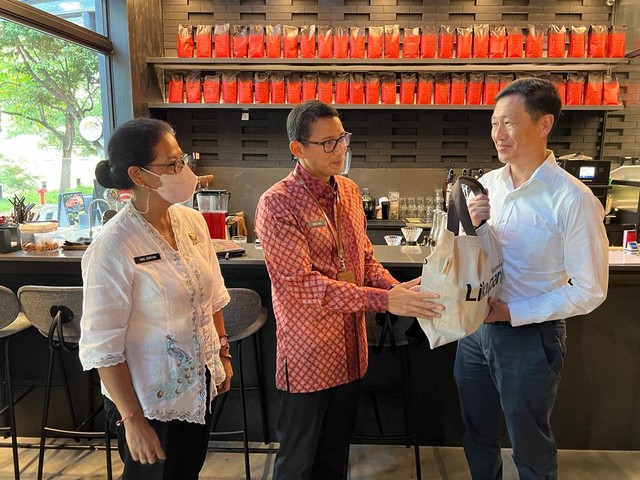 Menparekraf Sandiaga Uno bertemu Menkes Singapura Ong Ye Kung. Foto: Dok. Istimewa