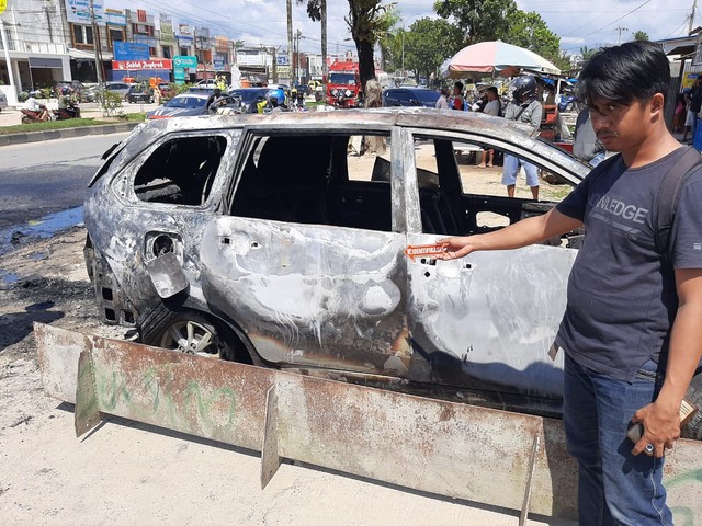 Anggota kepolisian saat melakukan olah TKP mobil terbakar di dekat SPBU Martandu Kota Kendari. Foto: Dok kendarinesia.