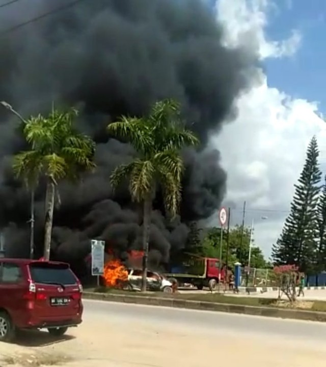 Saat mobil terbakar hebat tidak jauh dari SPBU Martandu. Foto: Tangkapan layar video.