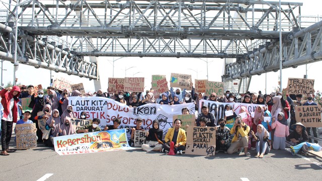 Kader Muhammadiyah sedang melakukan aksi di jembatan Surabaya. Foto: Dokumen tim media kader Muhammadiyah