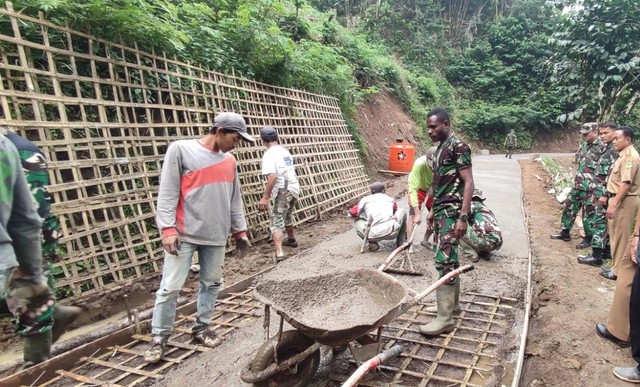 Prajurit TNI dari Kodim 0615 Kuningan tengah membangun akses jalan penghubung daerah terisolir di Kabupaten Kuningan, Jabar. (Andri)