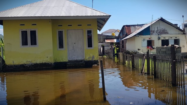 Rumah- rumah warga di RT 1 lingungan 1 Kelurahan Libuo, Kecamatan Dungingi, Kota Gorontalo, kebanjiran akibat luapan air selokan yang tersumbat. Foto: Dok banthayo