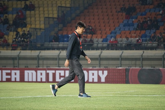 Pelatih Tim Nasional Indonesia Shin Tae-yong menyapa suporter Timnas Indonesia di Stadion Si Jalak Harupat, Rabu (1/6/2022). Foto: Jamal Ramadhan/kumparan