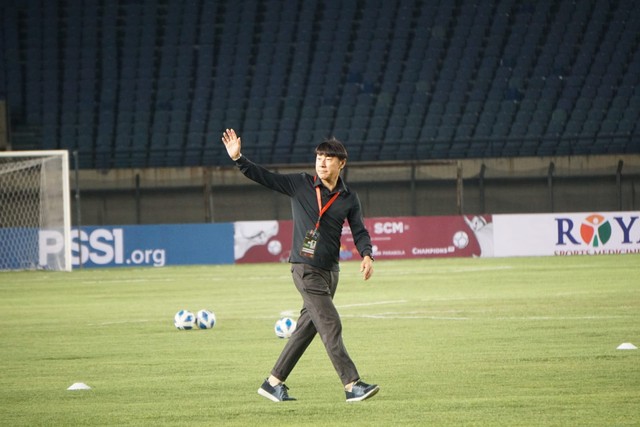 Pelatih Tim Nasional Indonesia Shin Tae-yong menyapa suporter Timnas Indonesia di Stadion Si Jalak Harupat, Rabu (1/6/2022). Foto: Jamal Ramadhan/kumparan