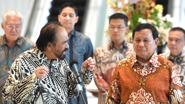 Ketua Umum Partai Nasdem Surya Paloh (kiri) bersama Ketua Umum Partai Gerindra Prabowo Subianto (kanan) memberikan keterangan pers usai menggelar pertemuan di DPP Partai Nasdem, Jakarta, Rabu (1/6/2022). Foto: Hafidz Mubarak A/Antara Foto