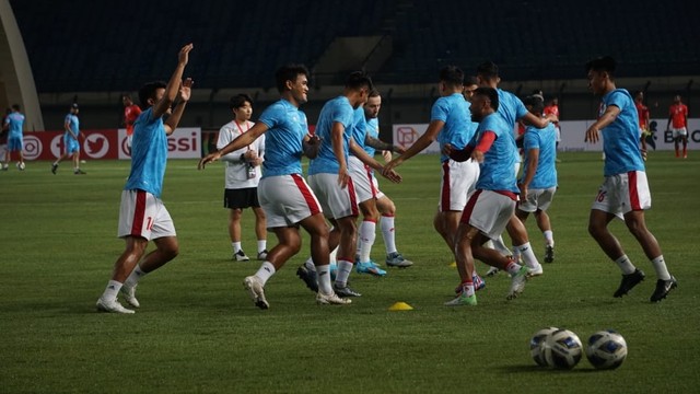 Foto: Pemanasan Timnas Indonesia Jelang Laga Uji Coba Lawan Bangladesh ...