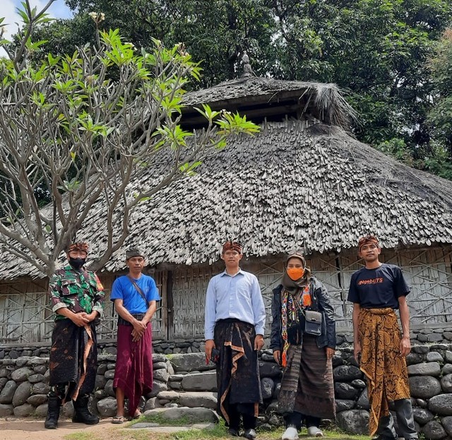 Foto Masjid Kuno Bayan, Dari kiri: P. Atmajaya (Babinsa Desa Bayan); Raden Pala (Tokoh Adat); Lukmanul Hakim (Peneliti UTS), Rachma Fitriati (Peneliti FIA & DRRC UI); Dedy Dharmawansyah (Peneliti UTS)