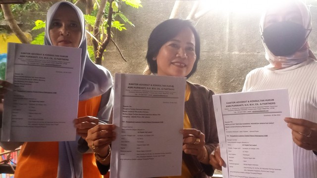 Ketua DPD KAI Jateng, Asri Purwanti (tengah), ibu korban dan staf kuasa hukum menunjukkan surat pengaduan kepada Panglma TNI, KASAD dan Komnas HAM. FOTO: Agung Santoso