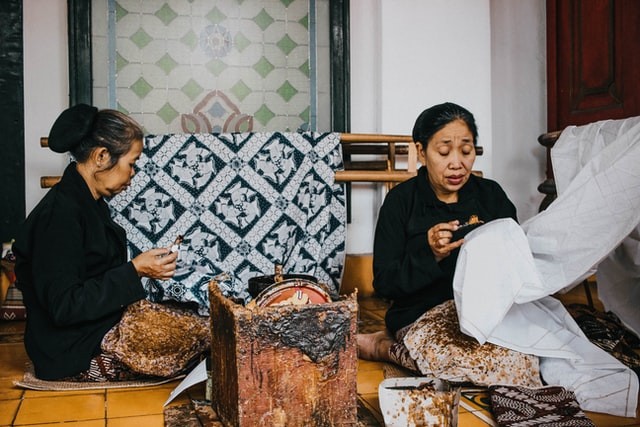 Pembuatan batik. Sumber: unsplash.com