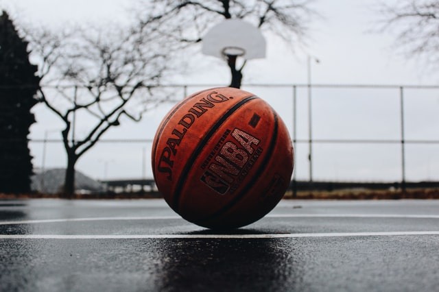 Pemain satu tim dalam basket. Sumber: unsplash.com