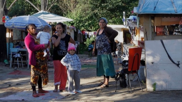 Potret Masyarakat Etnis Roma yang Dideportasi oleh Pemerintah Prancis (Foto: Shutterstock - 6858845)