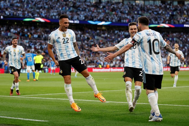 Selebrasi pemain Timnas Argentina usai mencetak gol ke gawang Timnas Italia pada pertandingan Finalissima 2022 di Stadion Wembley, London, Inggris. Foto: Peter Cziborra/REUTERS
