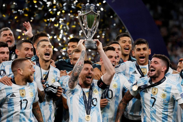 Pemain Timnas Argentina merayakan gelar juara Finalissima 2022 usai mengalahkan Italia  di Stadion Wembley, London, Inggris. Foto: Andrew Couldridge/REUTERS